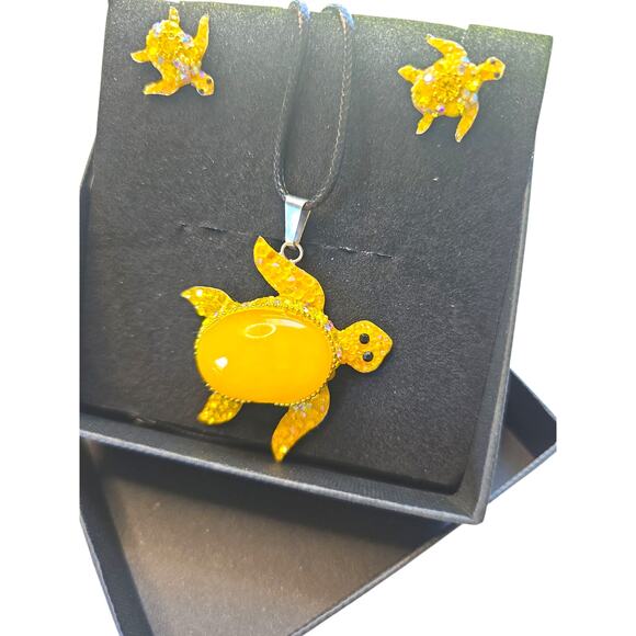Rubylishious 
Silver set of earrings and pendant yellow amber turtle shape with - Picture 2 of 2